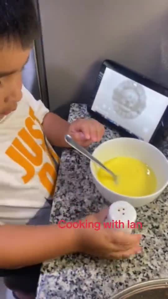 Ian-about-to-make-him-an-Omllette-7253489587673222442-h264_540p_624325-0.mp4
